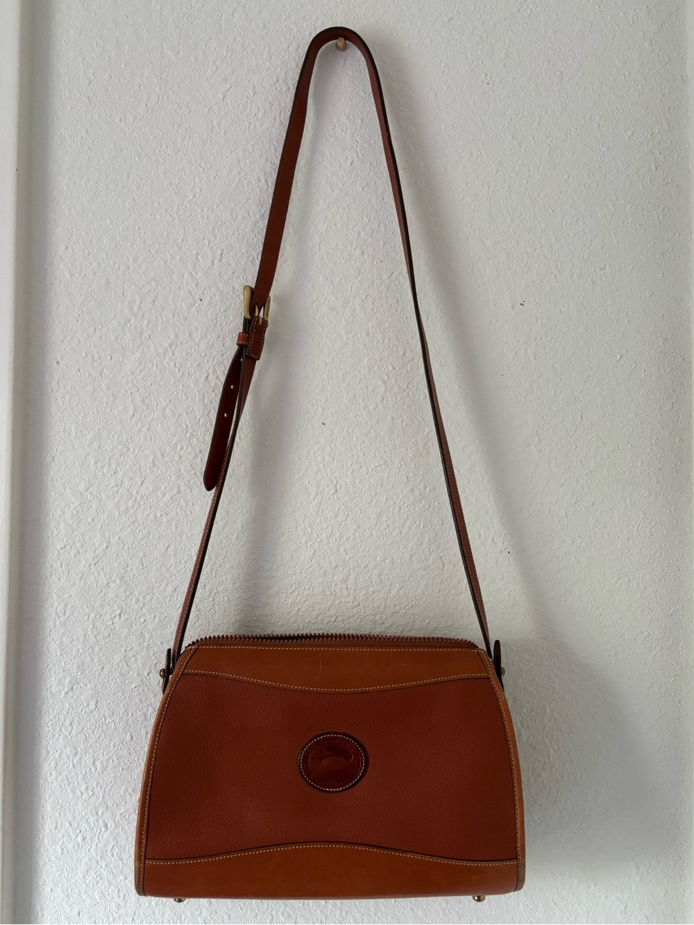 Women’s Dooney & Bourke Two-Tone Brown Leather Shoulder Bag CLASSIC BEAUTY
